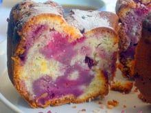 Gâteau marbré au citron, mûres et framboises