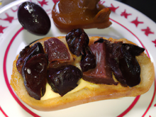 Tartine de chutney de pruneaux d'Agen et magret de canard IGP