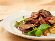 Oie de Noël rôtie aux pommes sauce aux airelles