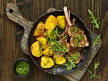 Cyril Lignac : sa recette des côtelettes d’agneau, salsa verde et sarrasin  pour un déjeuner printanier réussi