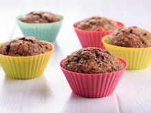 Gras, brûlé, taches : comment bien nettoyer les moules en silicone ? Une experte répond !