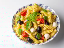 Cette recette de salade de pâtes épicées sera parfaite pour vos pique-niques et vos barbecues cet été !