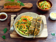 Brochettes de saumon MOWI caramélisé au sirop d'érable et spaghettis de légumes