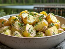 Pour les pique-niques ou les déjeuners au soleil, cette salade de pommes de terre sera idéale pour toute la famille