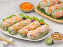 Rouleaux de printemps : la recette fraîche et conviviale de Julie Andrieu qui se mange avec les doigts