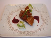 Magret de canard roti, petits navets et fèves glacés à la cannelle, réduction de vin mielé à l'orange, sapin épicé