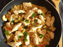 Sauté de poulet au gingembre, lait de coco et noix de cajou
