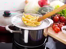 Ne jetez plus ces 8 eaux de cuisson, utilisez-les en soin pour les cheveux !