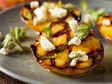 Pêches grillées, chèvre frais et basilic