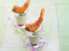 Gambas croustillantes, émulsion au vinaigre de citron, fromage à la crème et avocat