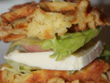 Hamburger franc-comtois aux gaufres de pommes de terre ,saucisse de Morteau et  Mont d'or