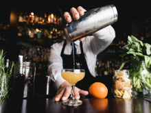 Cet acteur d'Hunger Game nous révèle sa recette de cocktail parfaite pour patienter jusqu'à la sortie du prequel !