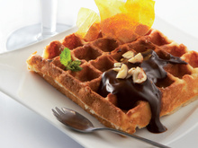 Gaufre de liège sauce au chocolat, éclats de noisette et voile de caramel