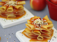 Mini crêpes aux pommes rouges caramélisées au sésame