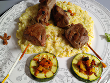 Brochette d'agneau tikka au yaourt de brebis, risotto de lentilles corail aux courgettes