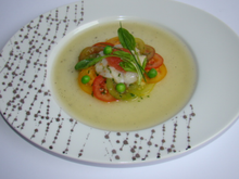 Carpaccio de tomates anciennes, Saint-Jacques et pamplemousse, sur une gelée de concombre à la vanille, vinaigrette d'agrumes au piment d'Espelette