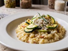 Ce risotto ultra crémeux est la recette parfaite pour écouler les courgettes de votre frigo