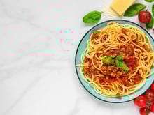 Des pâtes bolo saines et équilibrées, prêtes en 15 min : voici la recette parfaite d’une diététicienne