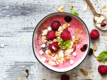Smoothie bowl framboises, granola et menthe