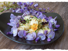 Salade de fleurs de glycine et cœurs de palmier.