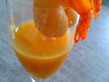 Crevettes et purée de pêche