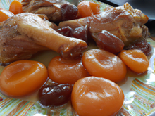 Cuisses de poulet au miel, marrons et abricots secs