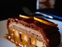 Bûche à la mousse au chocolat et au caramel beurre salé