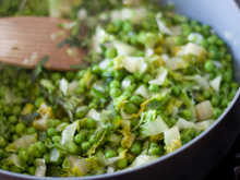 Petits pois à la menthe et à la sucrine
