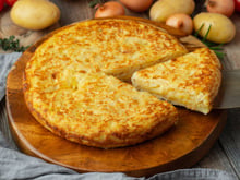 Dîner express  : voici comment sublimer un simple oignon et 2 œufs en une omelette dorée et fondante