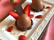 Mousse aux fraises servies dans des œufs en chocolat