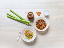 Soupe thaï : légumes et bouillon au lait de coco