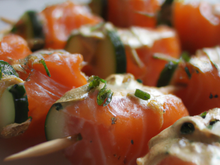 Brochettes aux dés de saumon rose