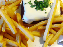 Coulée de camembert chaud sur frites