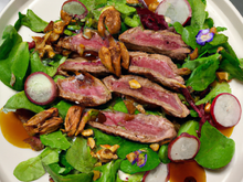 Plancha de magret de canard, salade de chicons aux noix