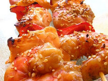 Brochettes de saumon et de crevettes marinées à la sauce gingembre soja panées aux graines de sésame