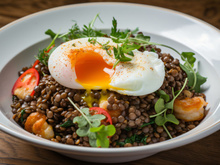 “C’est bon la cuisine du placard” : Cyril Lignac livre sa recette de la salade de lentilles avec son oeuf mollet
