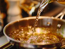 Les chefs le savent : voici les astuces pour bien déglacer une poêle et obtenir une sauce sublime