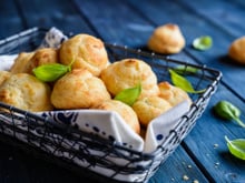 Cette recette de gougères au parmesan et pesto s’annonce idéale pour l’apéritif !