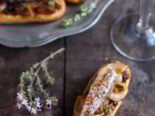 Crostini à la tapenade, compotée d’oignons et anchois entiers à l’huile d’olive BIO
