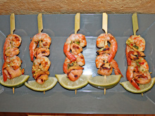Brochettes de crevettes et de saumon marinées