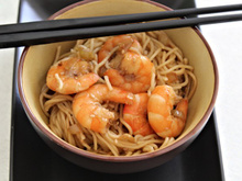 Nouilles chinoises sautées aux crevettes et gingembre