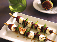 Brochettes de figues, basilic et mozzarella