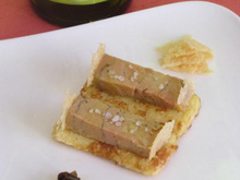 foie gras mi cuit sur son pain perdu au vin blanc, accompagné de chips de parmesan et chutney oignons-olives