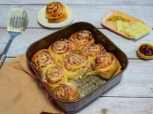 Vous n’aimez pas la cannelle ? Découvrez notre recette de brioches façon rolls à la confiture de framboise, pistaches et chocolat blanc