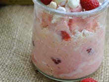 Eton Mess aux framboises et à la glace Carte d'Or® façon glacier fraise et morceaux de meringue