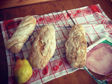 Pains gourmands, nature, poire, chèvre et jambon