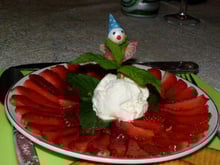 Carpaccio de fraises, glace au nougat et de soupe de fraises Andros