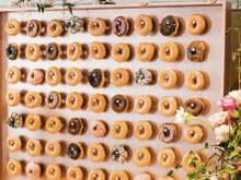 Mariage tendance avec ce mur de donuts