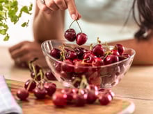 « Ne bois pas d’eau après avoir mangé des cerises » : que vaut vraiment ce conseil de grand-mère ?