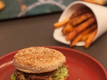 Burger d'agneau, frites de patates douces et sauce yaourt